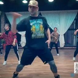 活泼舞蹈成人男生视频,活力四溢的成人男生舞蹈风采