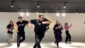 利用伞的成人舞蹈视频,成人舞蹈中的伞艺魅力展现