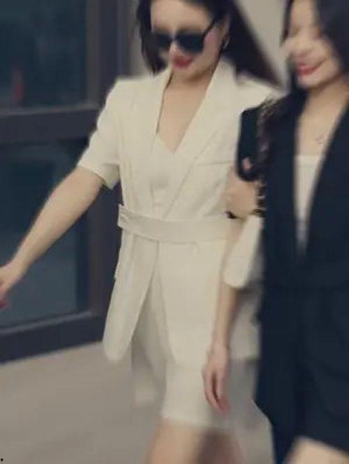 女成人红色新年服装视频,女性成人红色新年服饰风采展示